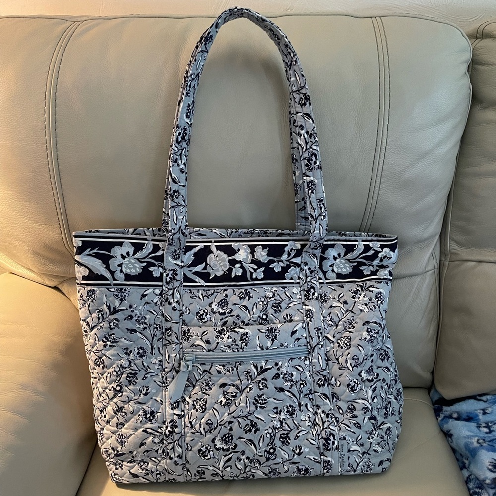 Like New! Vera Bradley Large Vera Tote in Perennials Grey